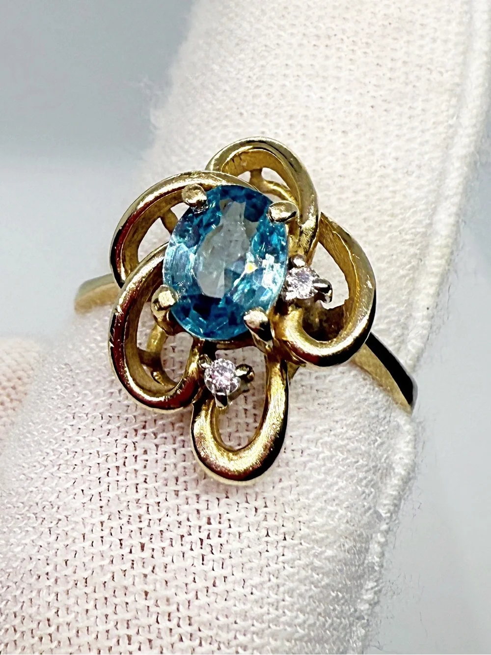 N/A elegant gold